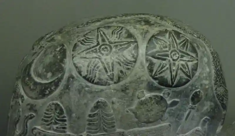 Solar discs and crescent on a boundary stone (kudurru)
